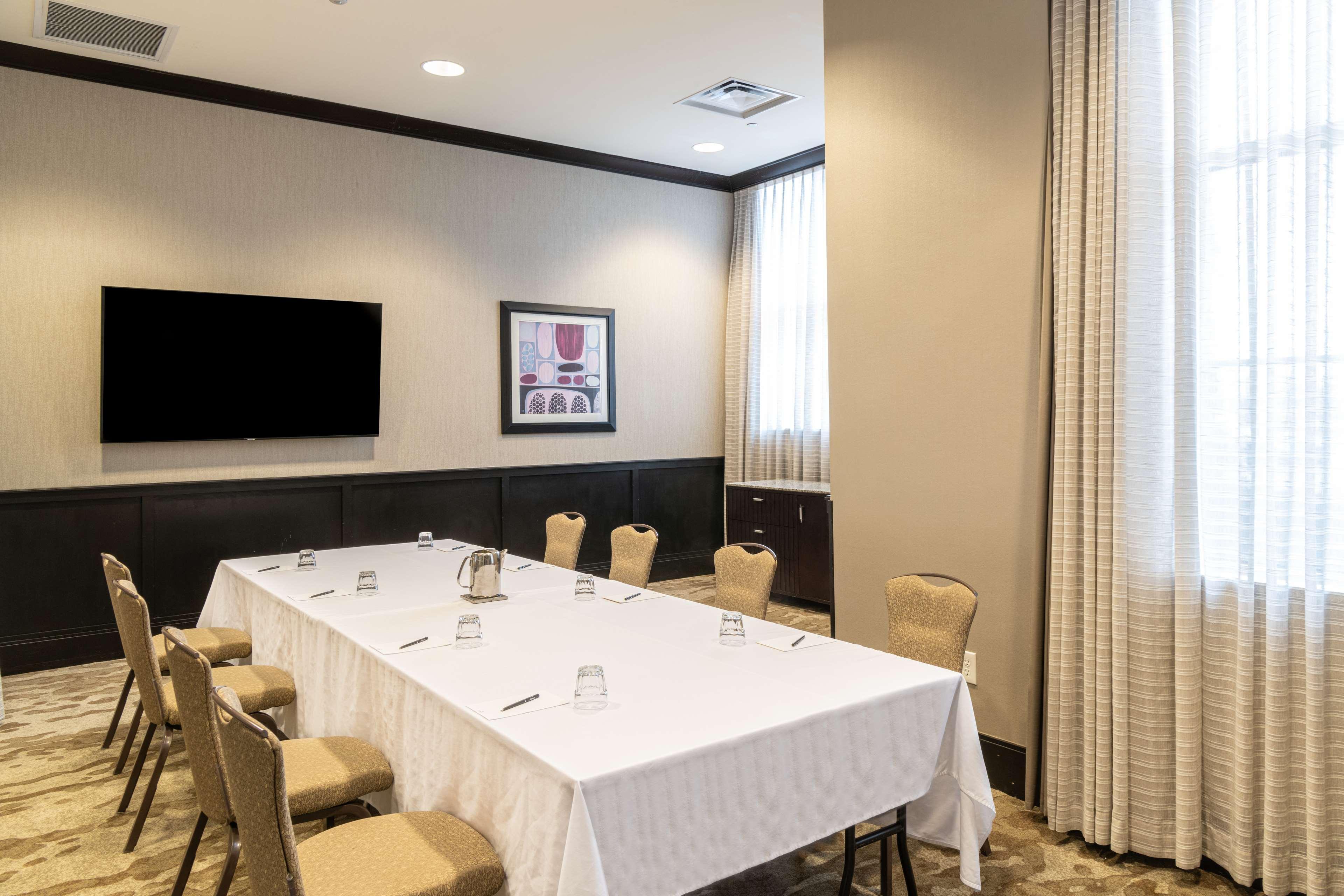 Отель Hilton Columbus/Polaris Экстерьер фото