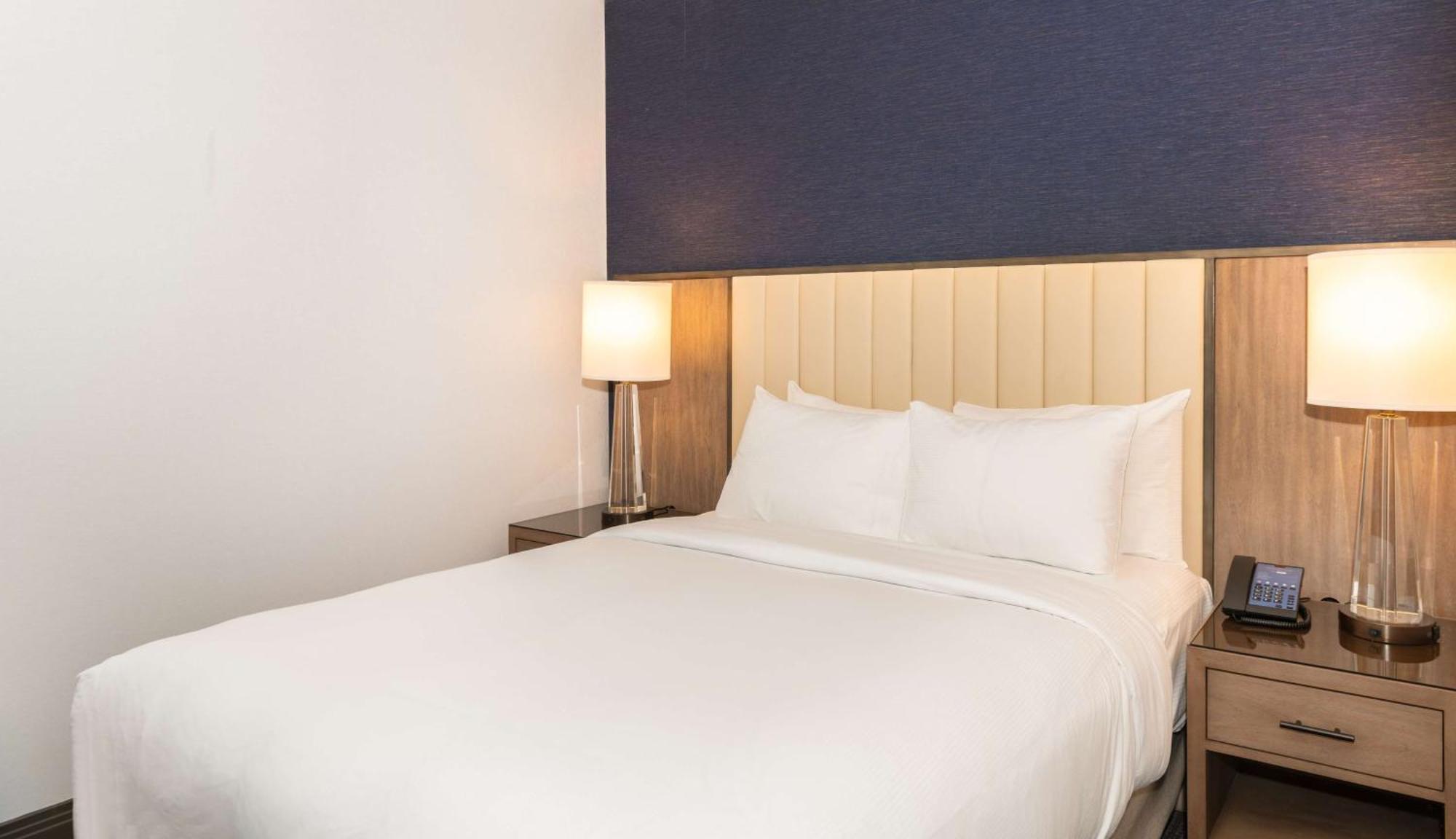 Отель Hilton Columbus/Polaris Экстерьер фото