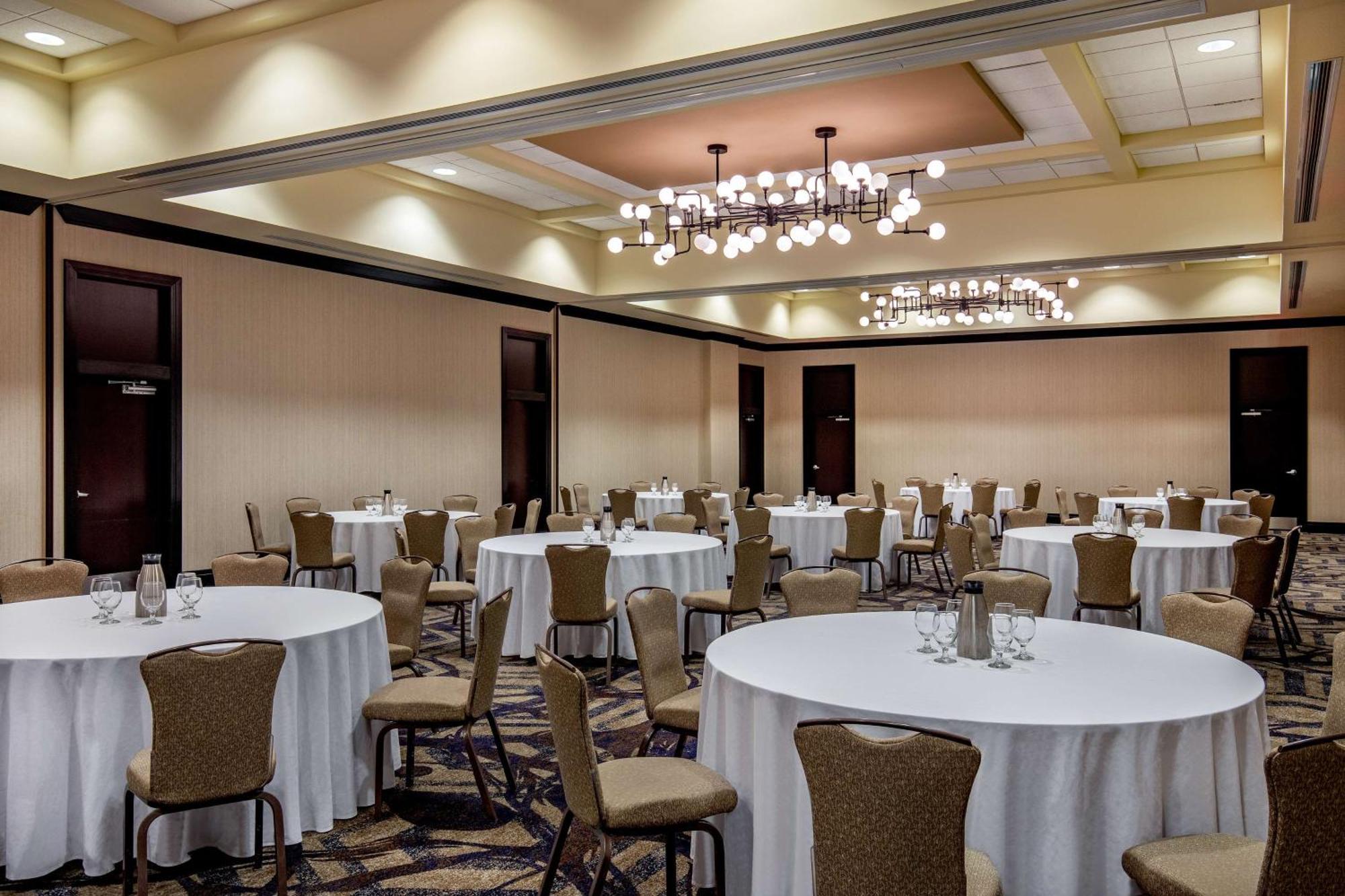 Отель Hilton Columbus/Polaris Экстерьер фото