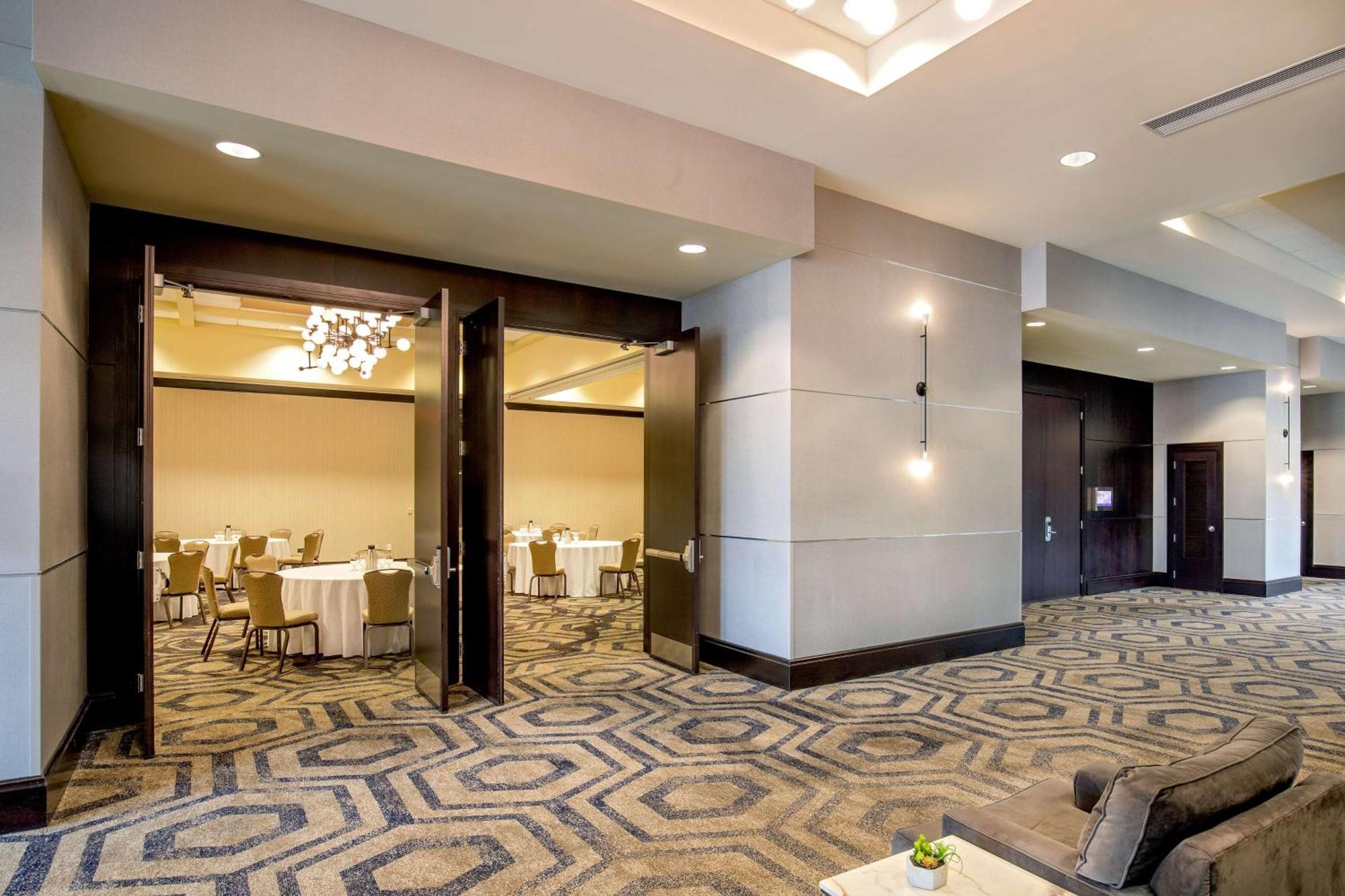 Отель Hilton Columbus/Polaris Экстерьер фото