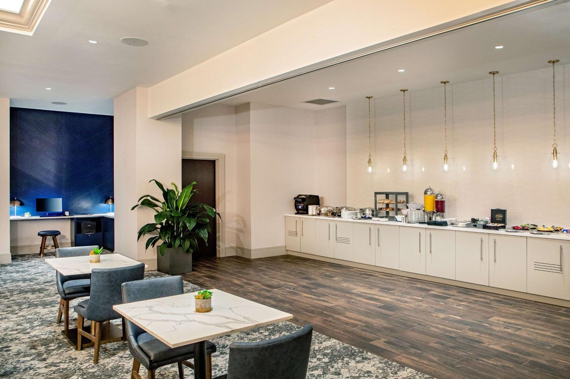 Отель Hilton Columbus/Polaris Экстерьер фото