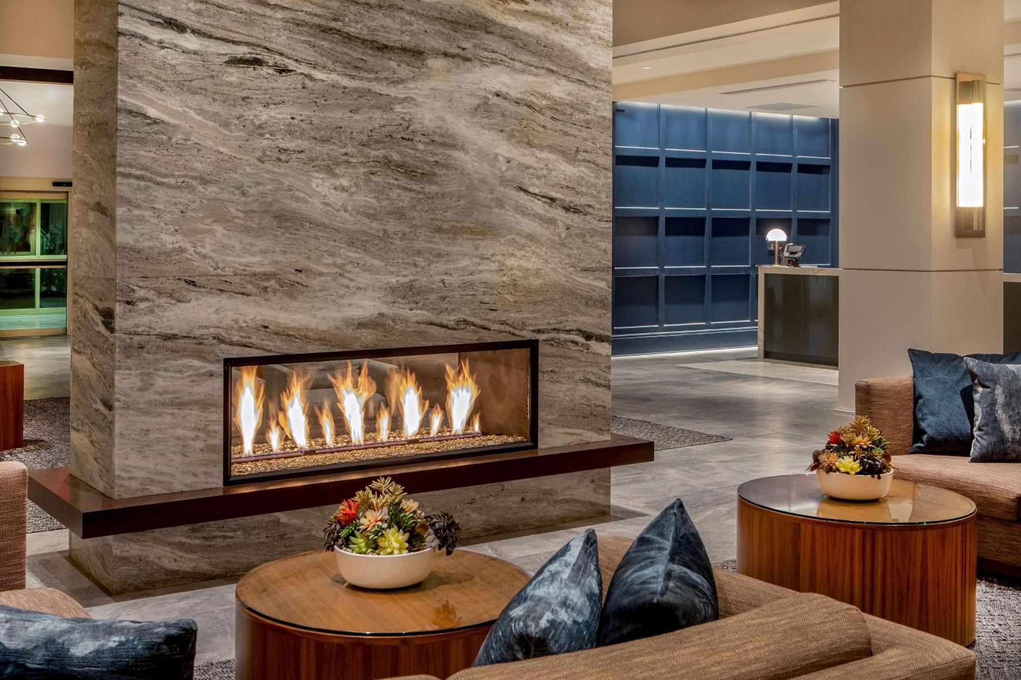 Отель Hilton Columbus/Polaris Экстерьер фото